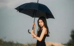 女孩迈开腿让男孩给她打扑克